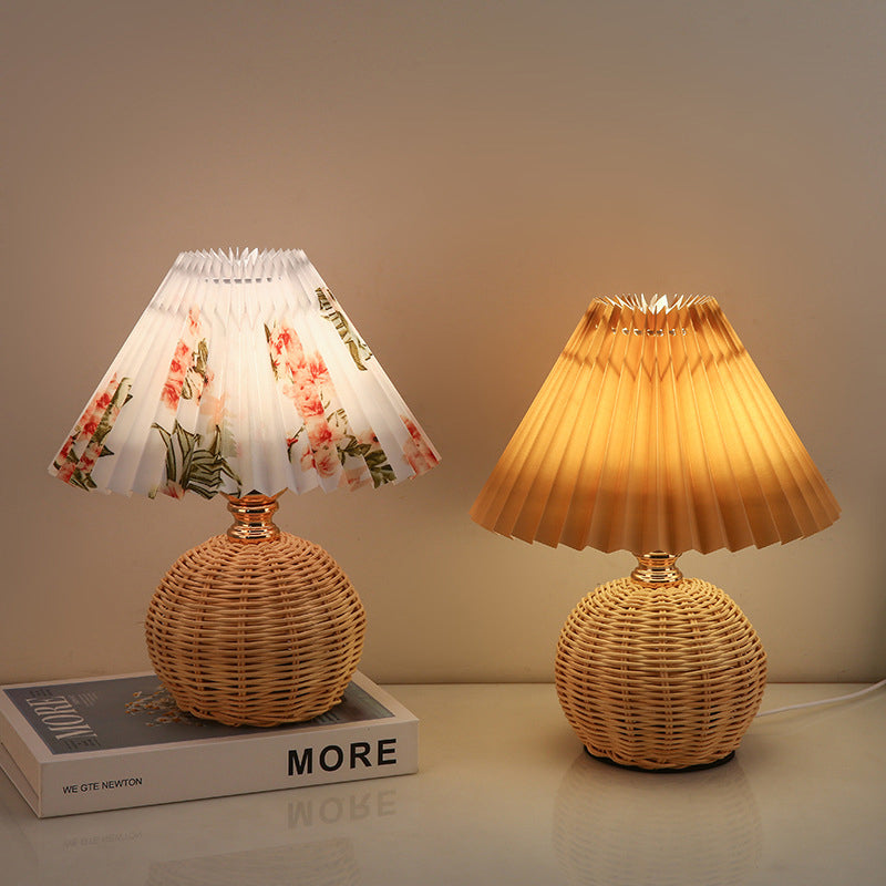Aurevynn - Rattanstof Konisk LED Bordlampe