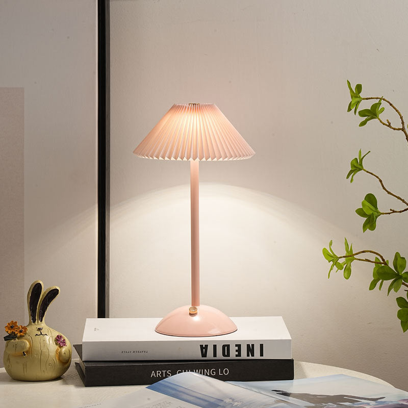 Lunvra - Lampada da tavolo con paralume conico in ottone