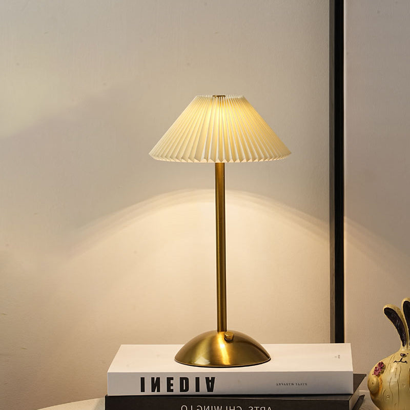Lunvra - Lampada da tavolo con paralume conico in ottone