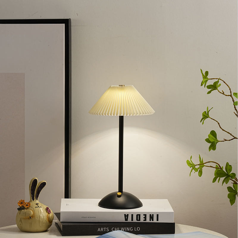 Lunvra - Lampada da tavolo con paralume conico in ottone