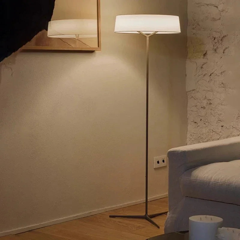 Syanthe – Lampada da terra minimalista a LED
