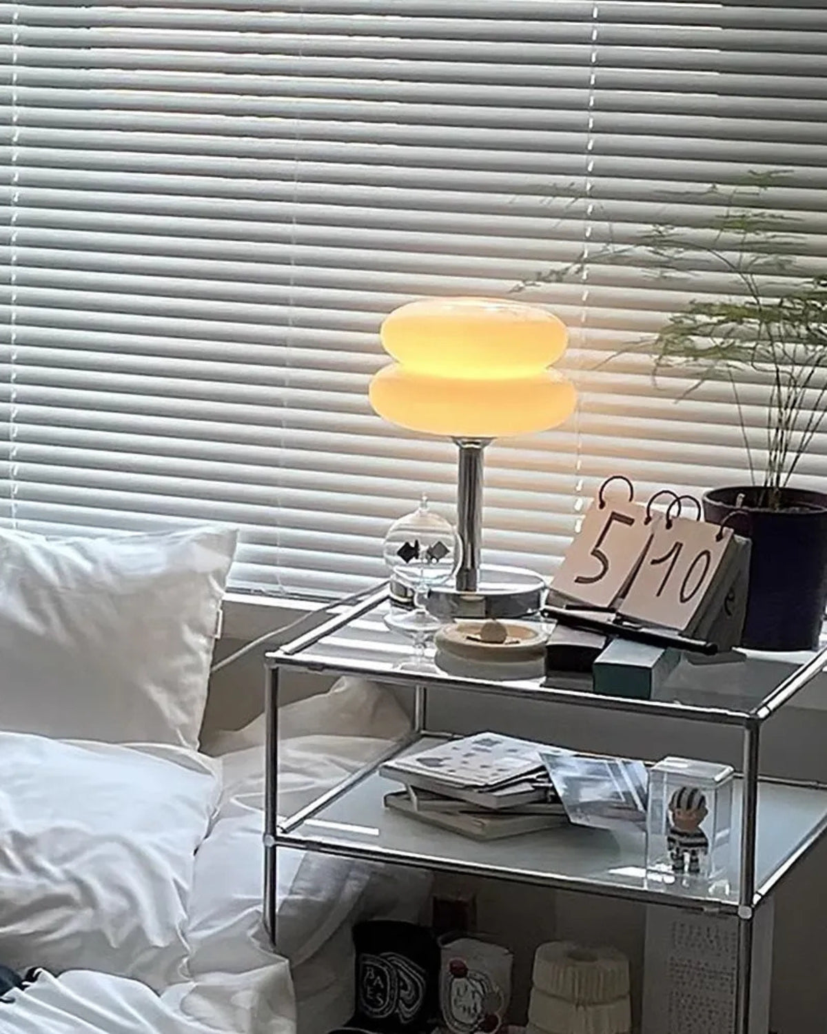 Haluvien – Elegantní stolní lampa z kovu a skla pro útulnou a stylovou atmosféru