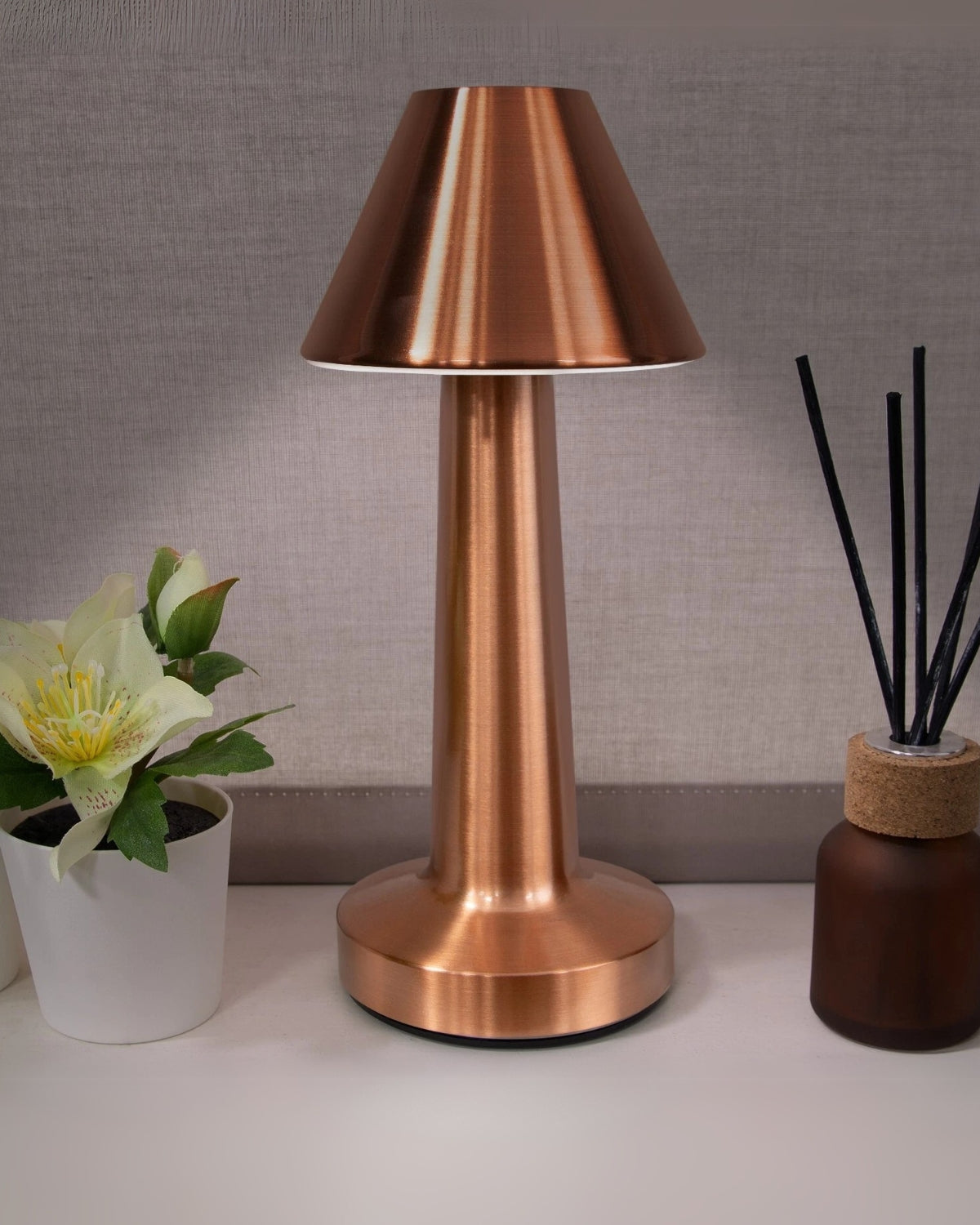 Elarayne - Tidløs Bordlampe med Lys