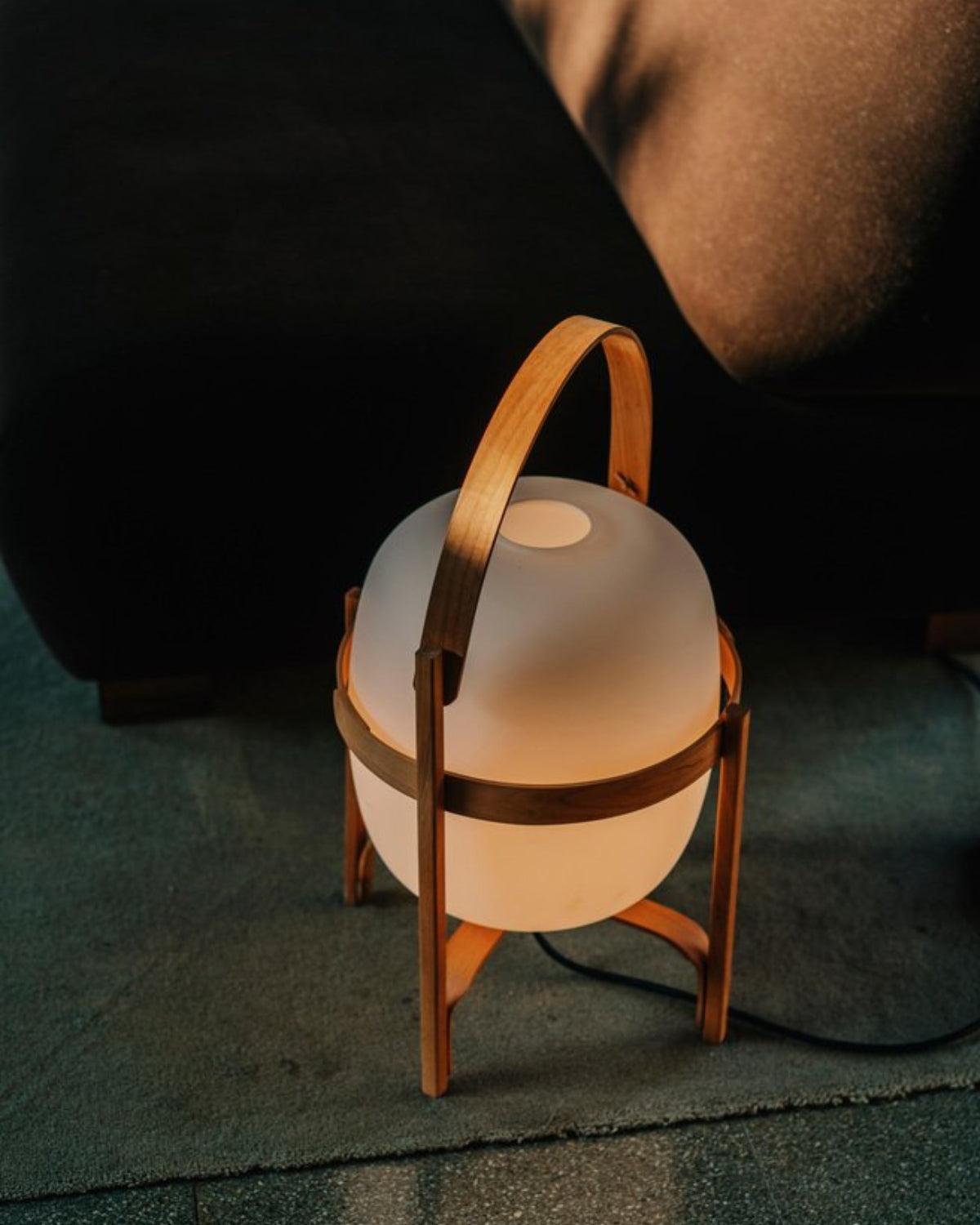 Stellavyn – Lámpara de mesa elegante de vidrio y madera