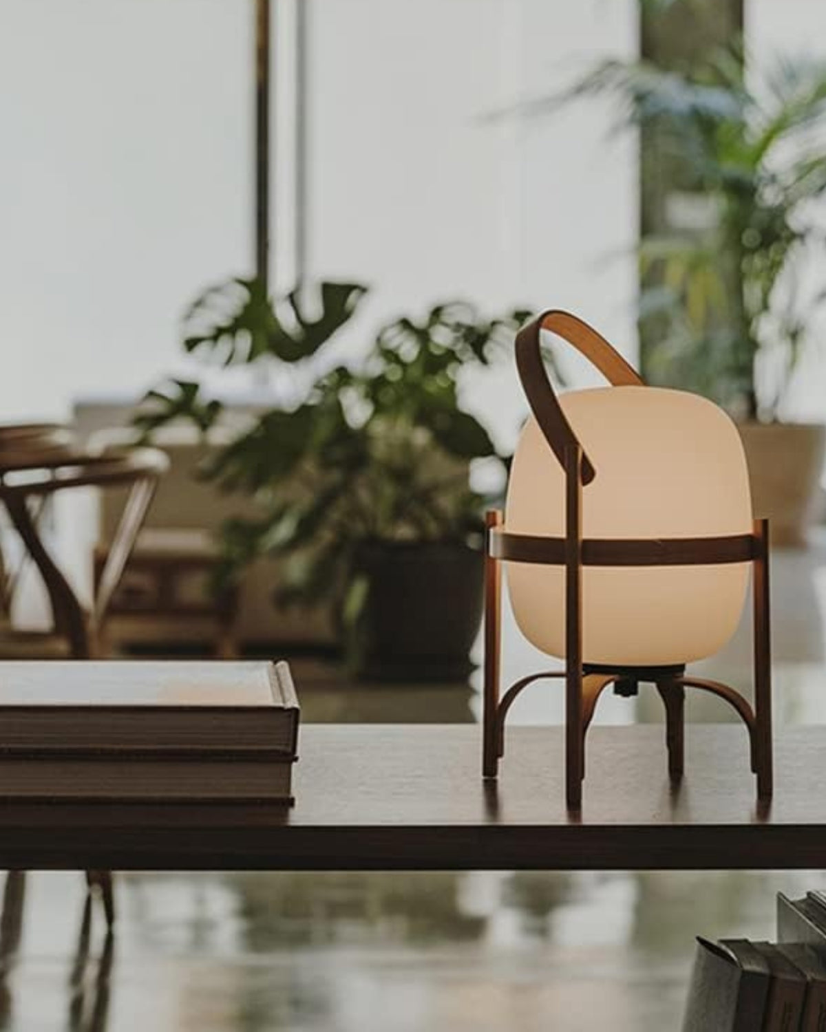 Stellavyn – Lámpara de mesa elegante de vidrio y madera