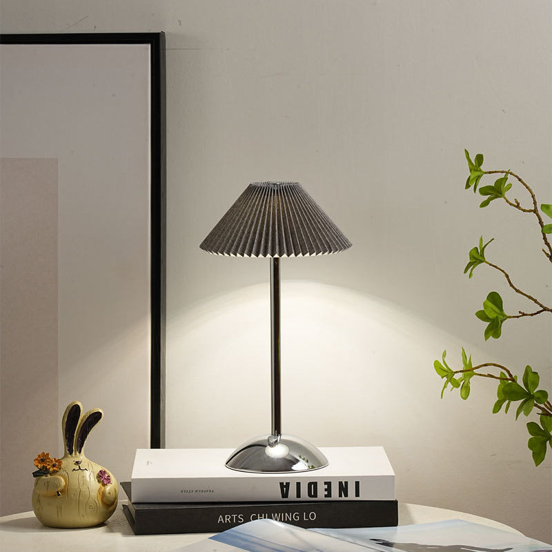 Lunvra - Lampada da tavolo con paralume conico in ottone