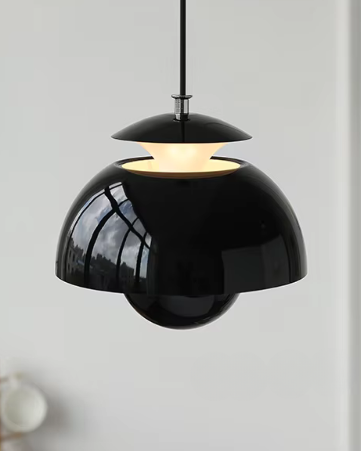 Serenil – Luce Moderna Sospesa a Bagliore