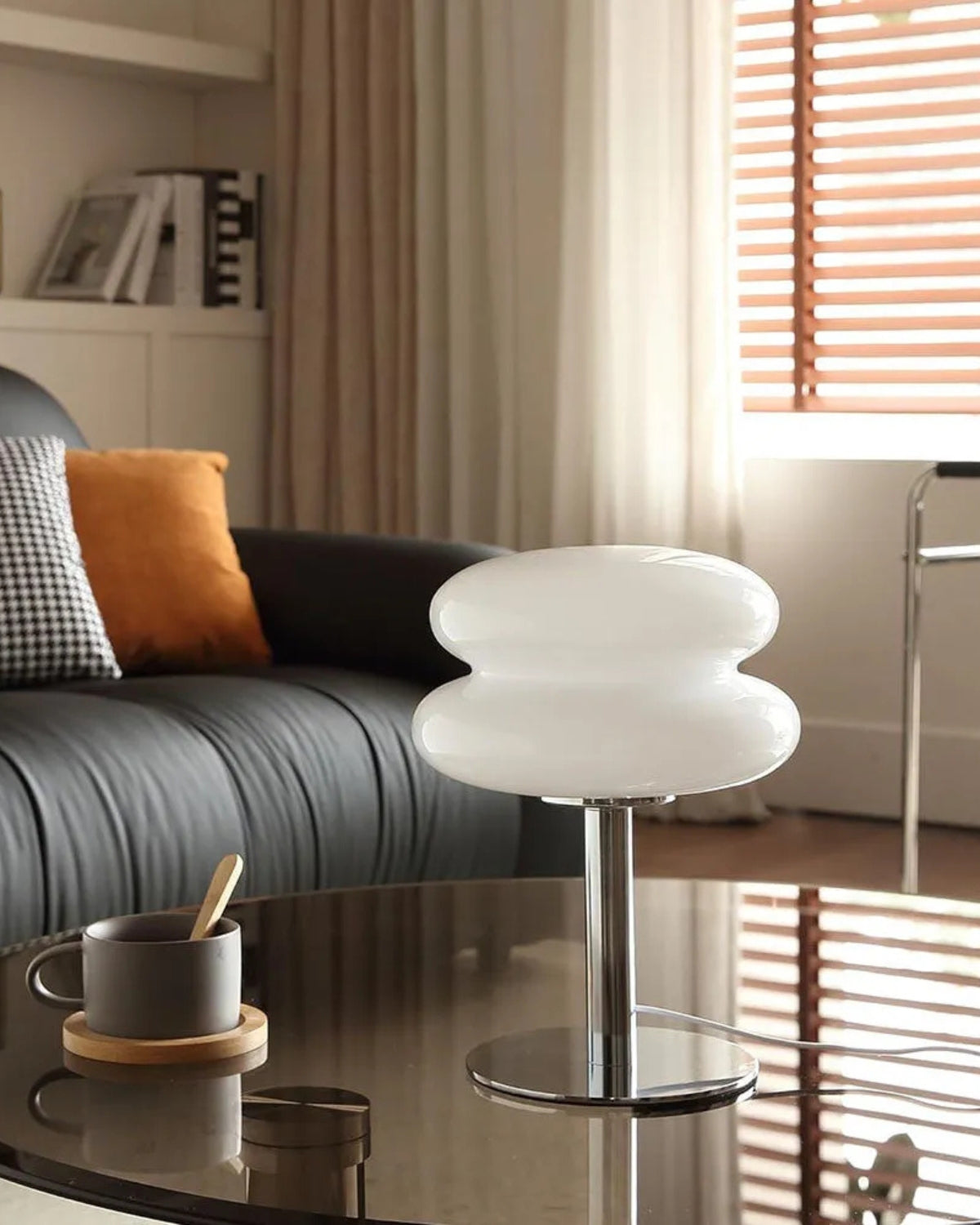 Haluvien – Elegantní stolní lampa z kovu a skla pro útulnou a stylovou atmosféru