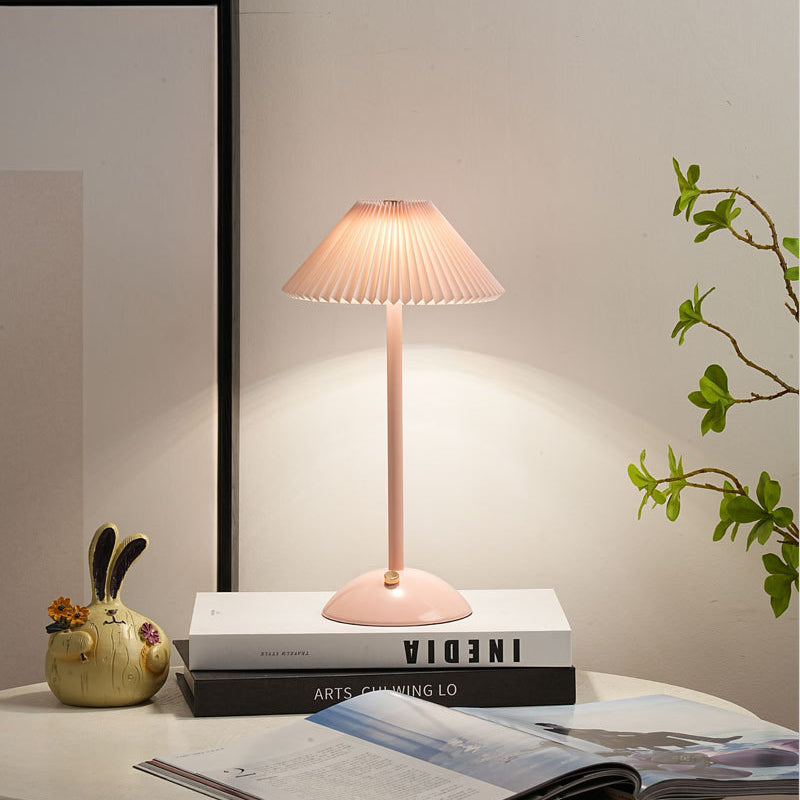 Lunvra - Lampada da tavolo con paralume conico in ottone