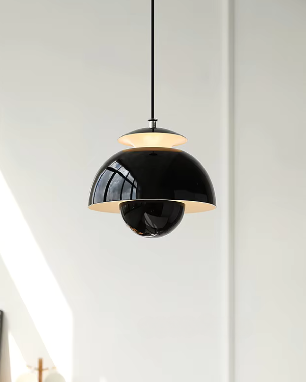 Serenil – Luce Moderna Sospesa a Bagliore