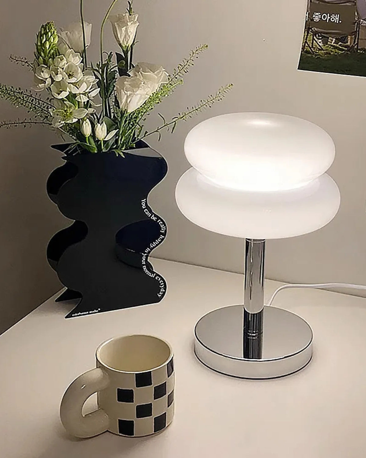 Haluvien – Elegantní stolní lampa z kovu a skla pro útulnou a stylovou atmosféru
