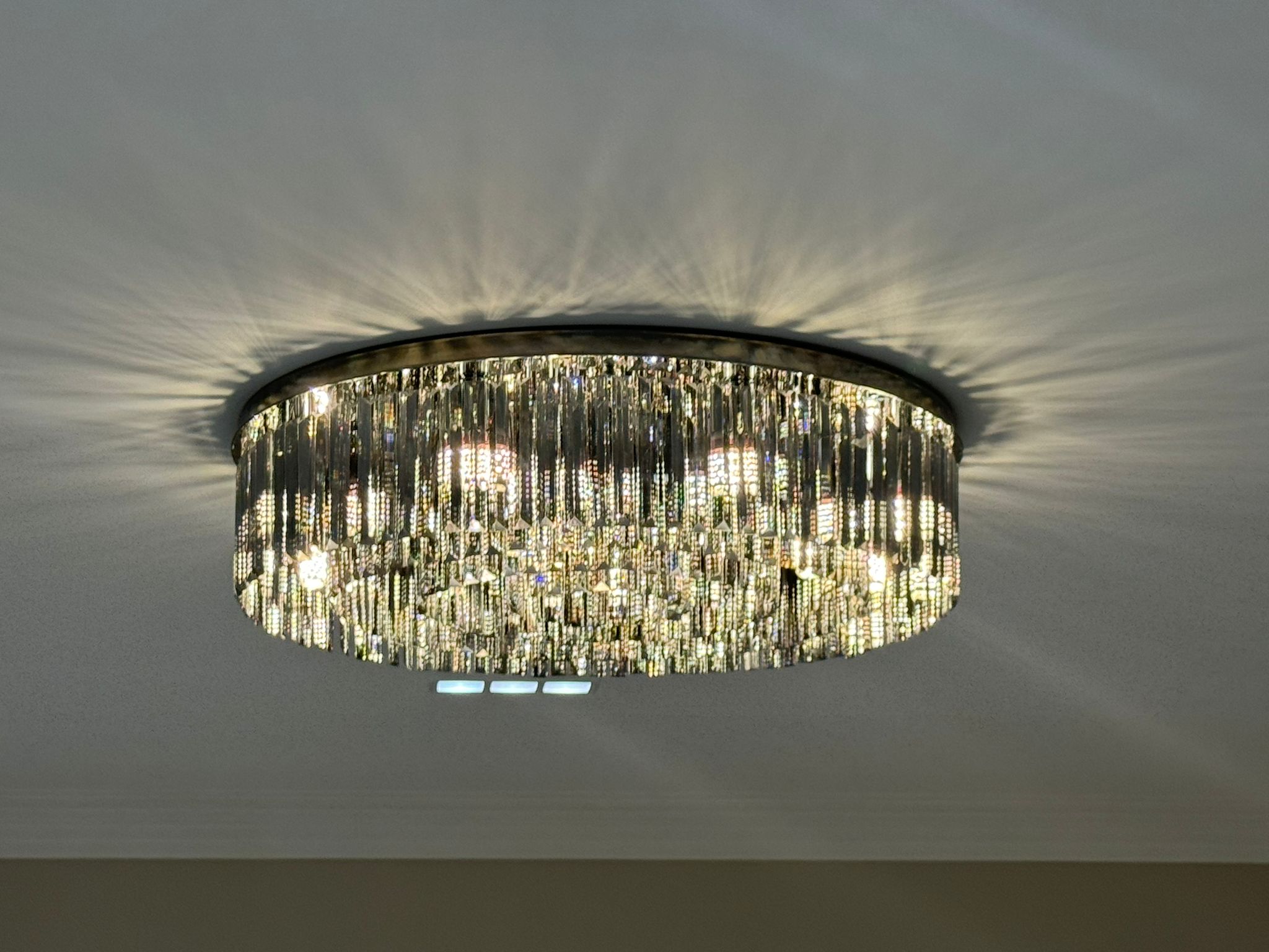 Tavorell – Skulpturel Glasglobelysekrone