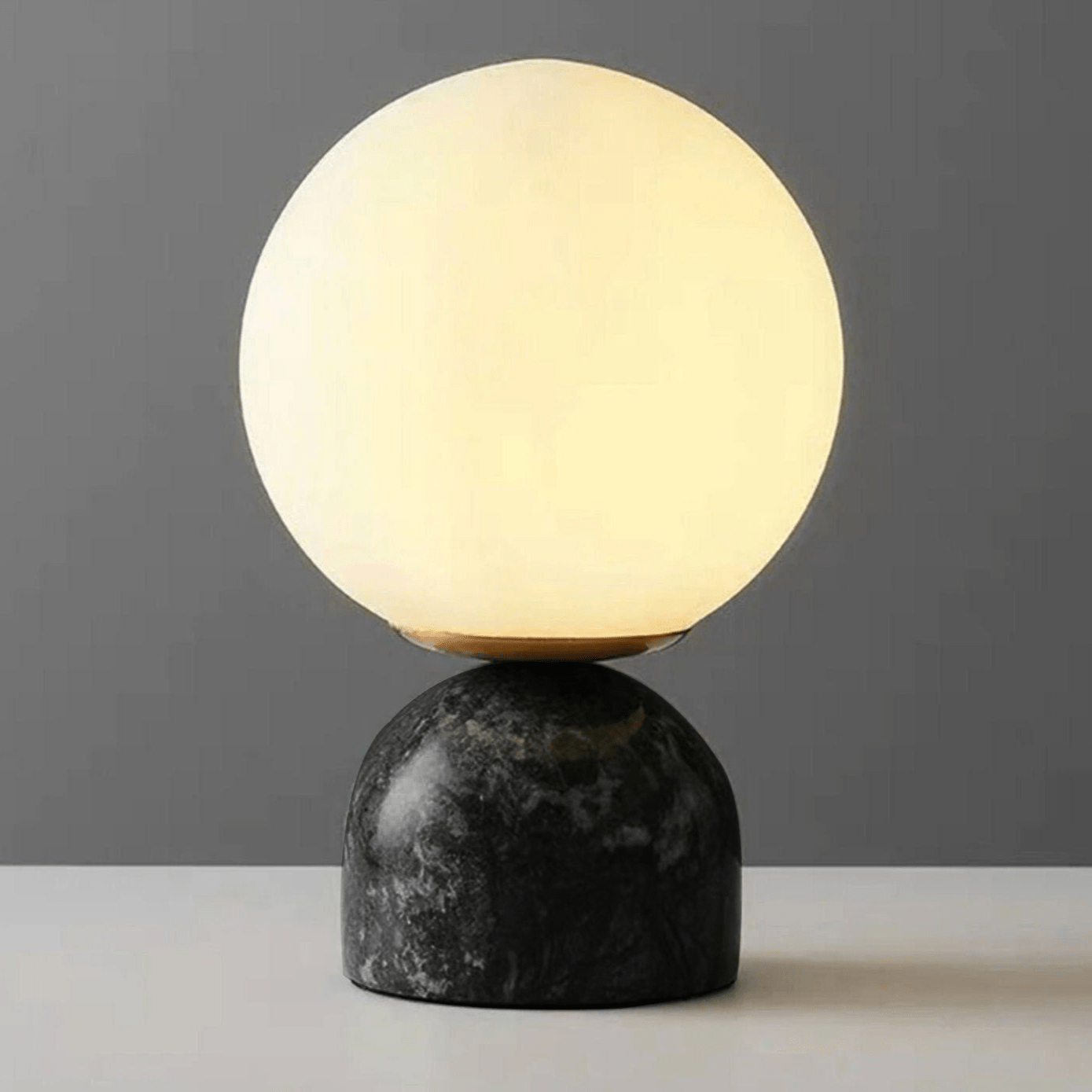 Dirella - Lampada da tavolo sferica in marmo contemporanea