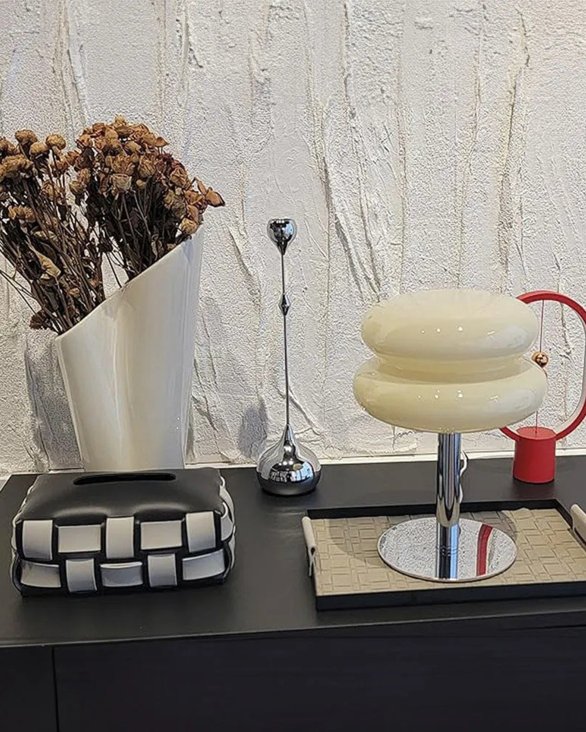 Haluvien – Elegantní stolní lampa z kovu a skla pro útulnou a stylovou atmosféru