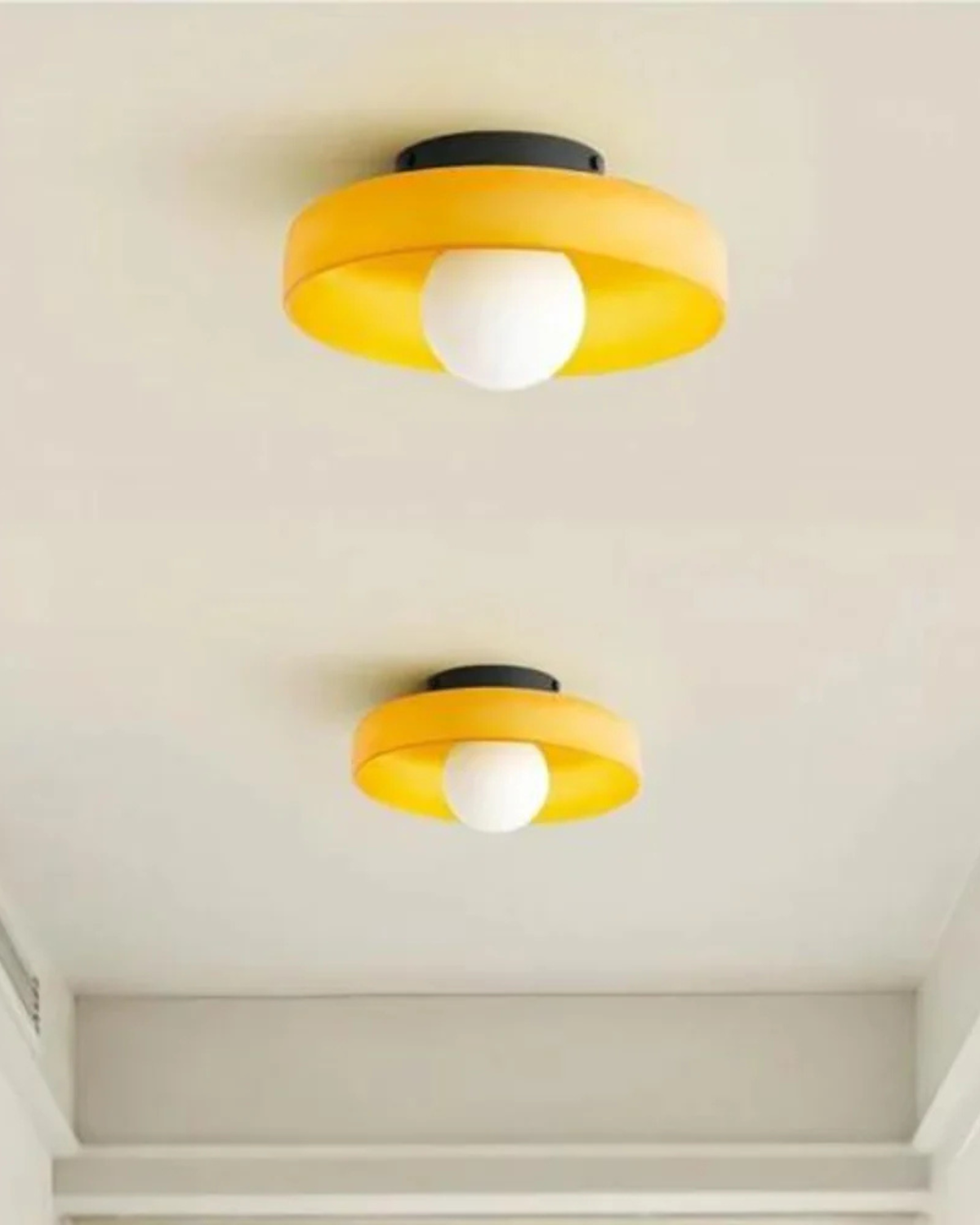 Alluryn – Modern üveg- és vaskarikás fali lámpa meleg fénnyel és egyszerű, letisztult formatervezéssel Ø25cm