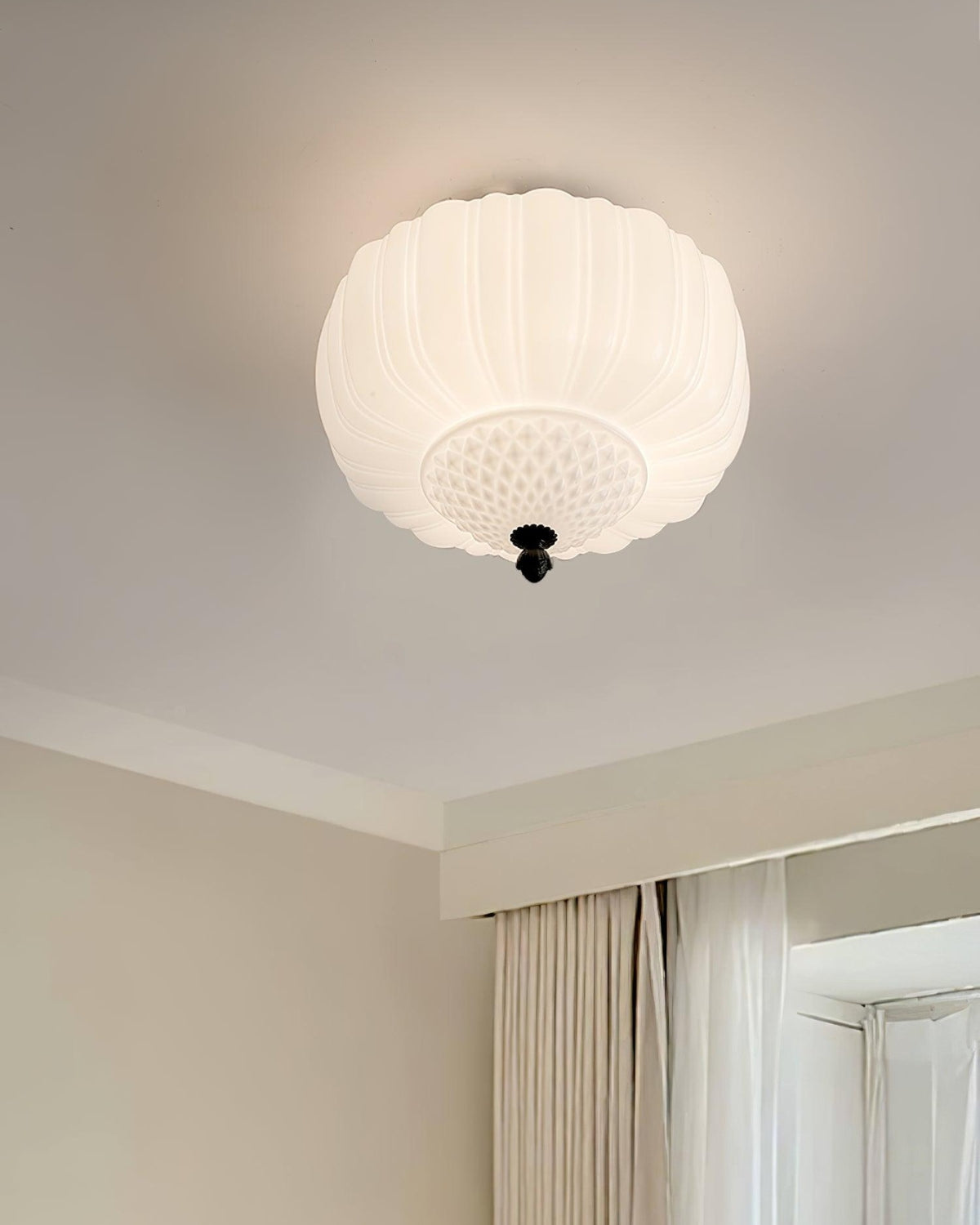 Bourgelle – Megvilágított, bimbóra emlékeztető szobrászati mennyezeti lámpa