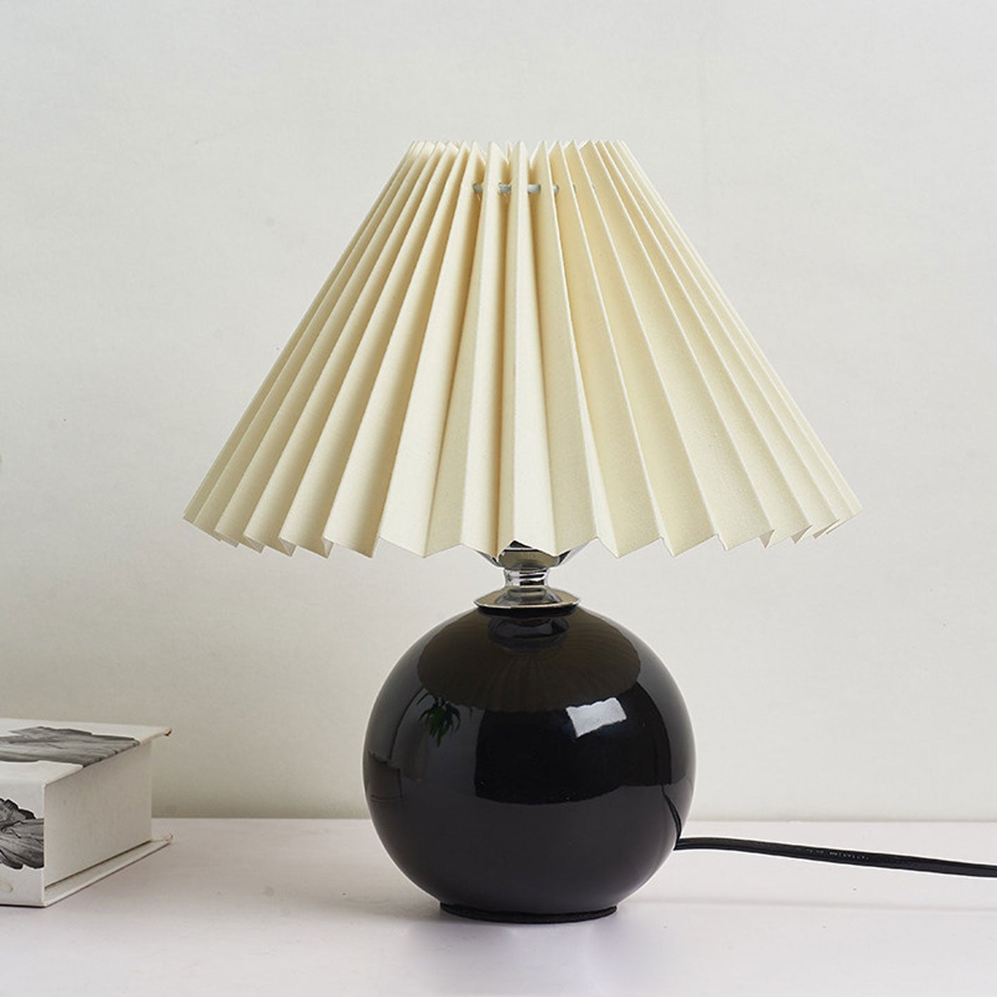 Lasson – Lampada da Tavolo Pieghettata in Ceramica Nordica a Luce Singola