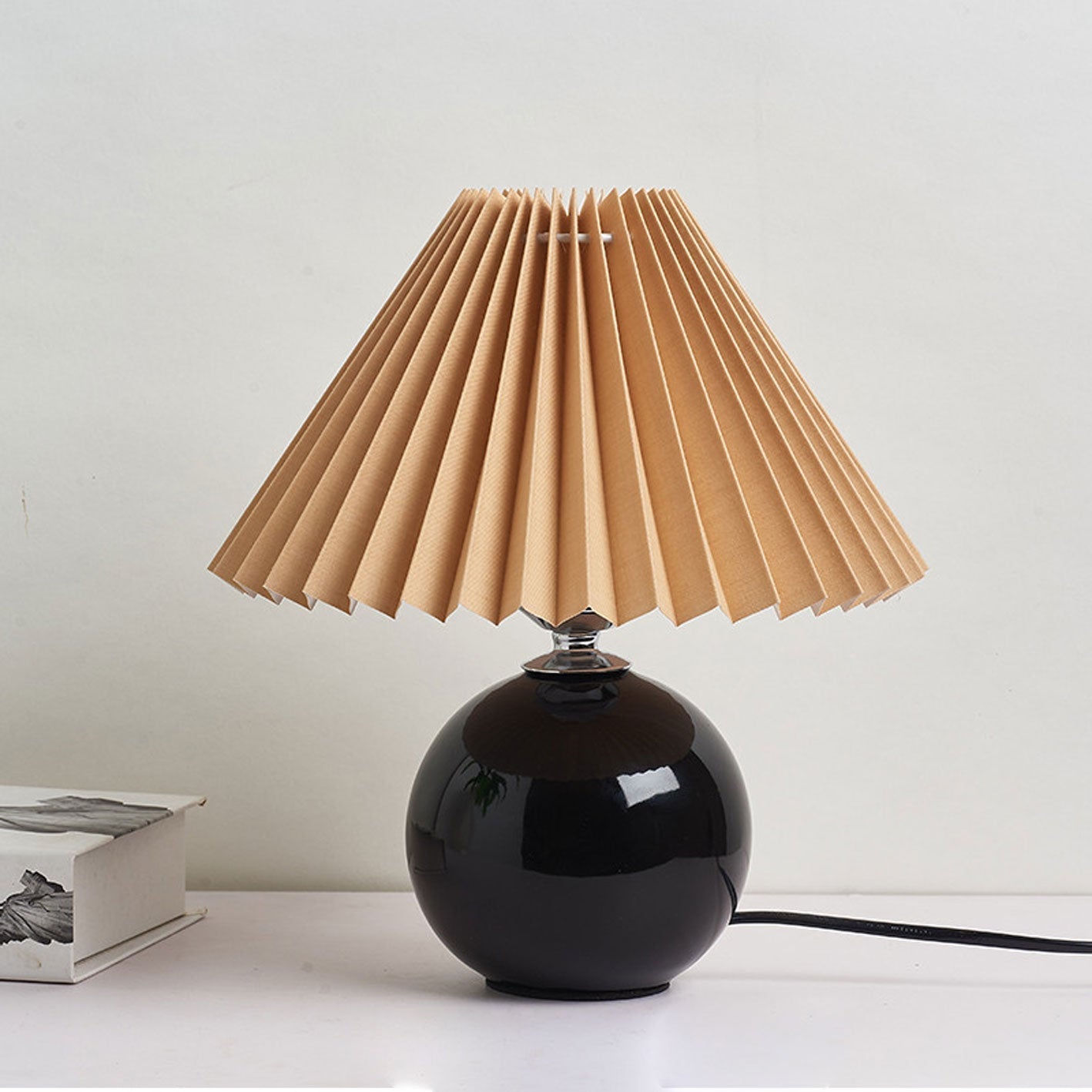 Lasson – Lampada da Tavolo Pieghettata in Ceramica Nordica a Luce Singola