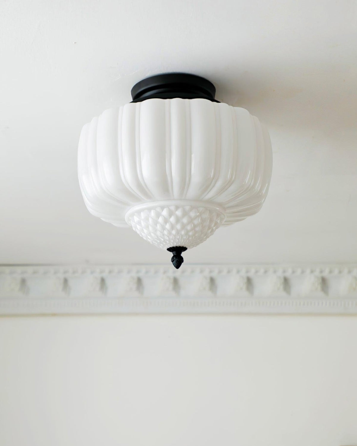 Bourgelle – Megvilágított, bimbóra emlékeztető szobrászati mennyezeti lámpa