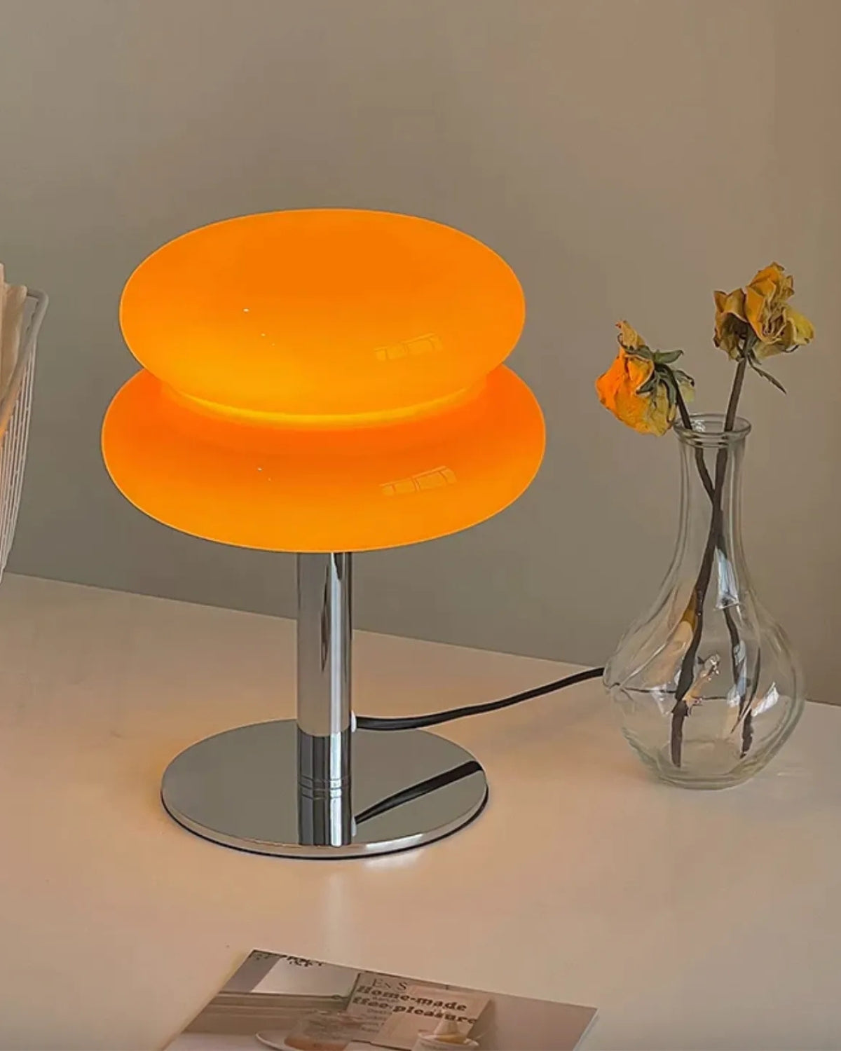 Haluvien – Elegantní stolní lampa z kovu a skla pro útulnou a stylovou atmosféru