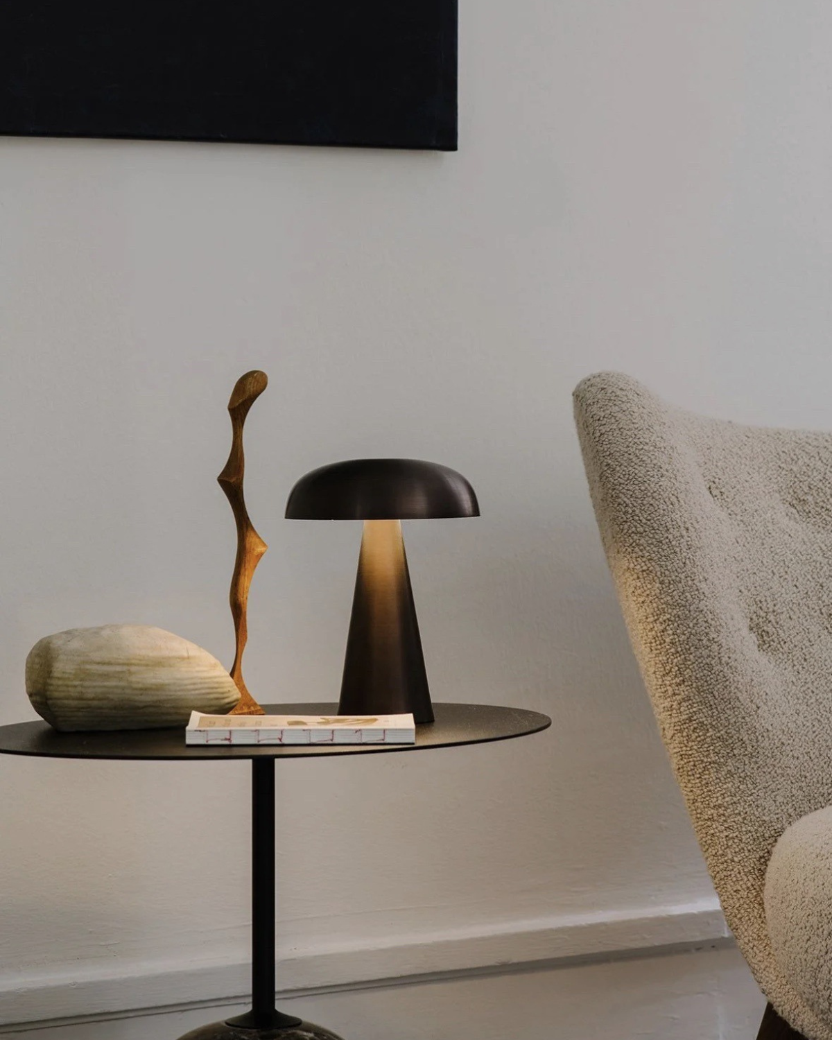 Bravelle – Lámpara de mesa elegante de latón con base moderna de hierro y pantalla cónica minimalista