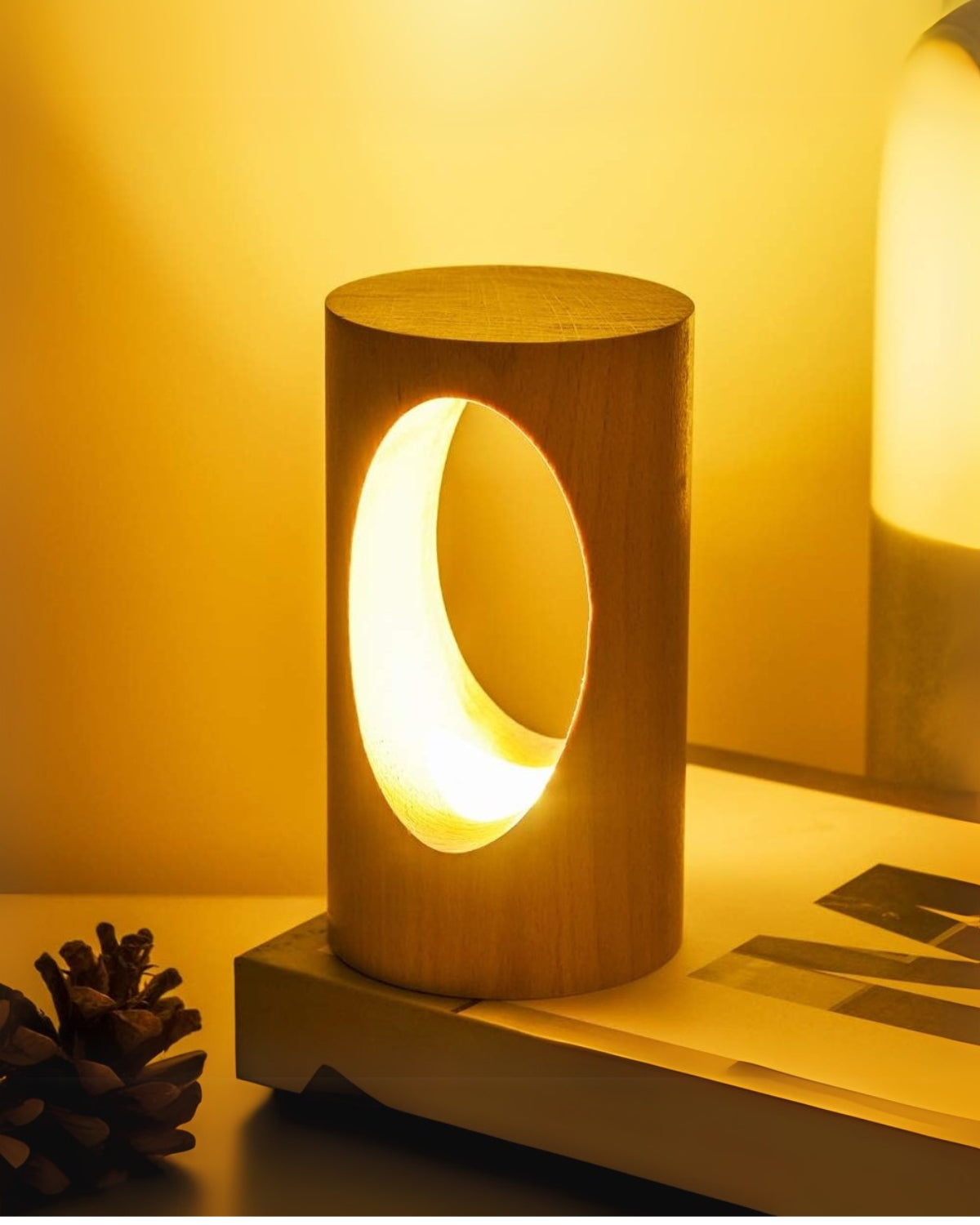 Solvara – Elegantní dřevěná stolní lampa s LED světlem