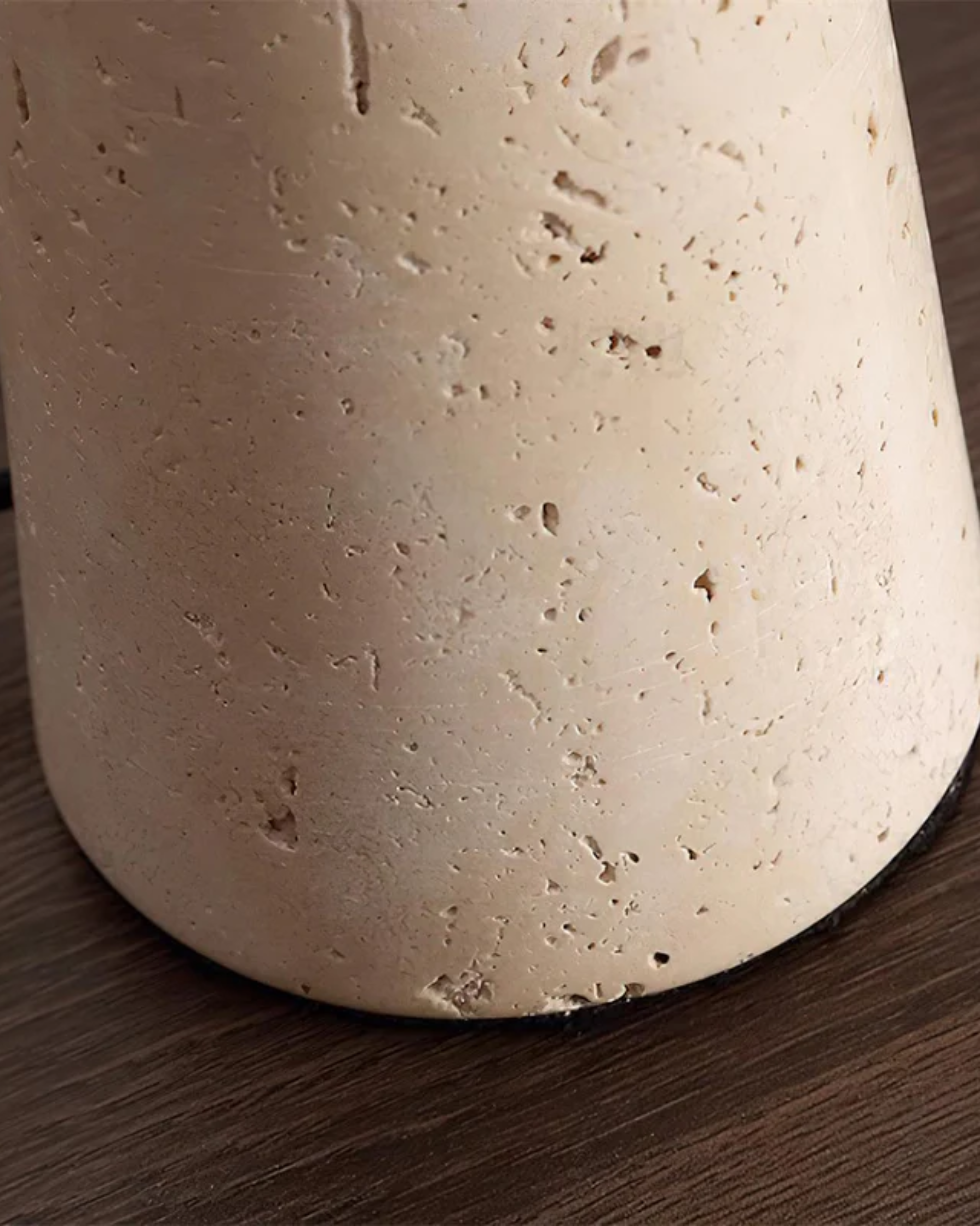 Virellan – Stolní lampa z travertinu Le Colonne