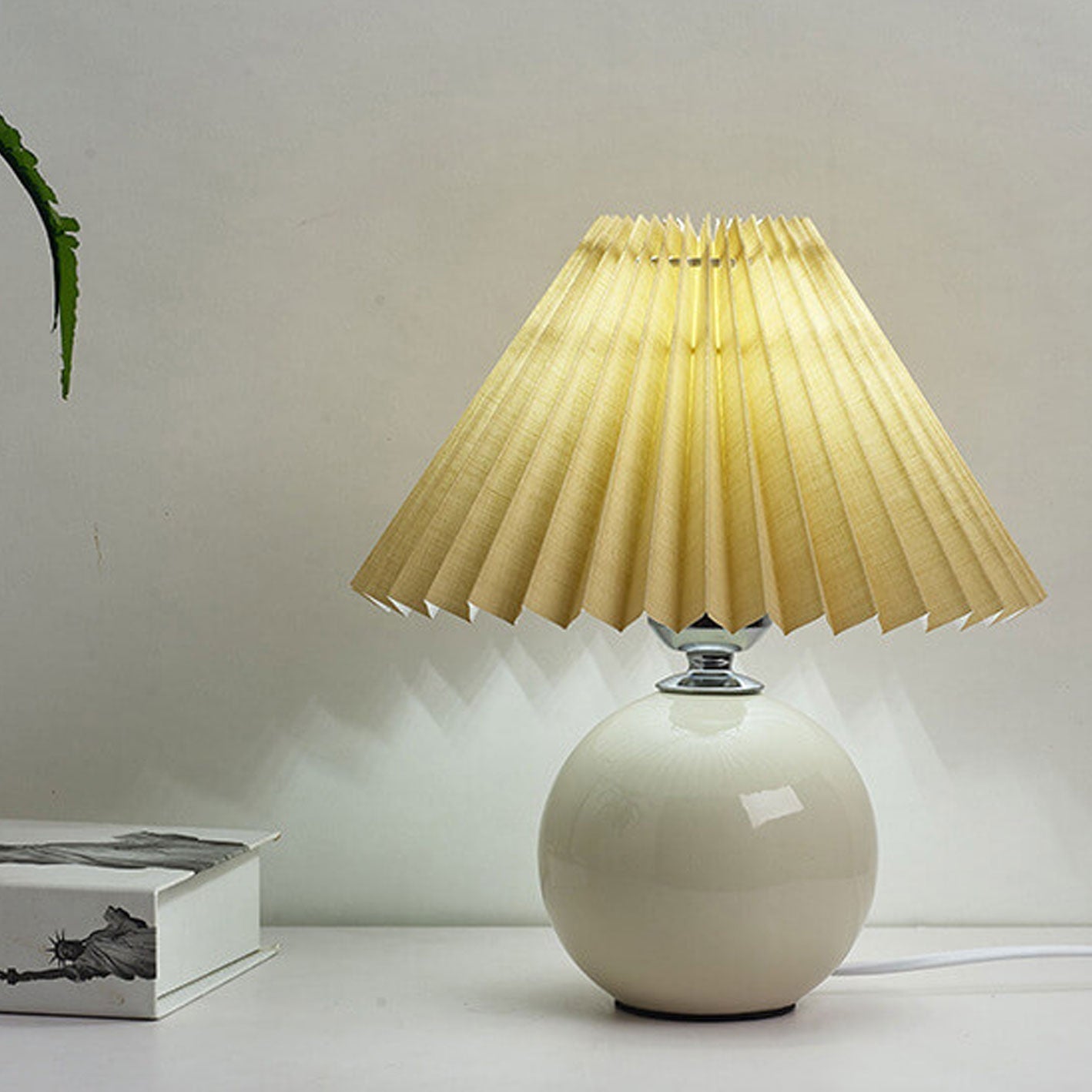Lasson – Lampada da Tavolo Pieghettata in Ceramica Nordica a Luce Singola