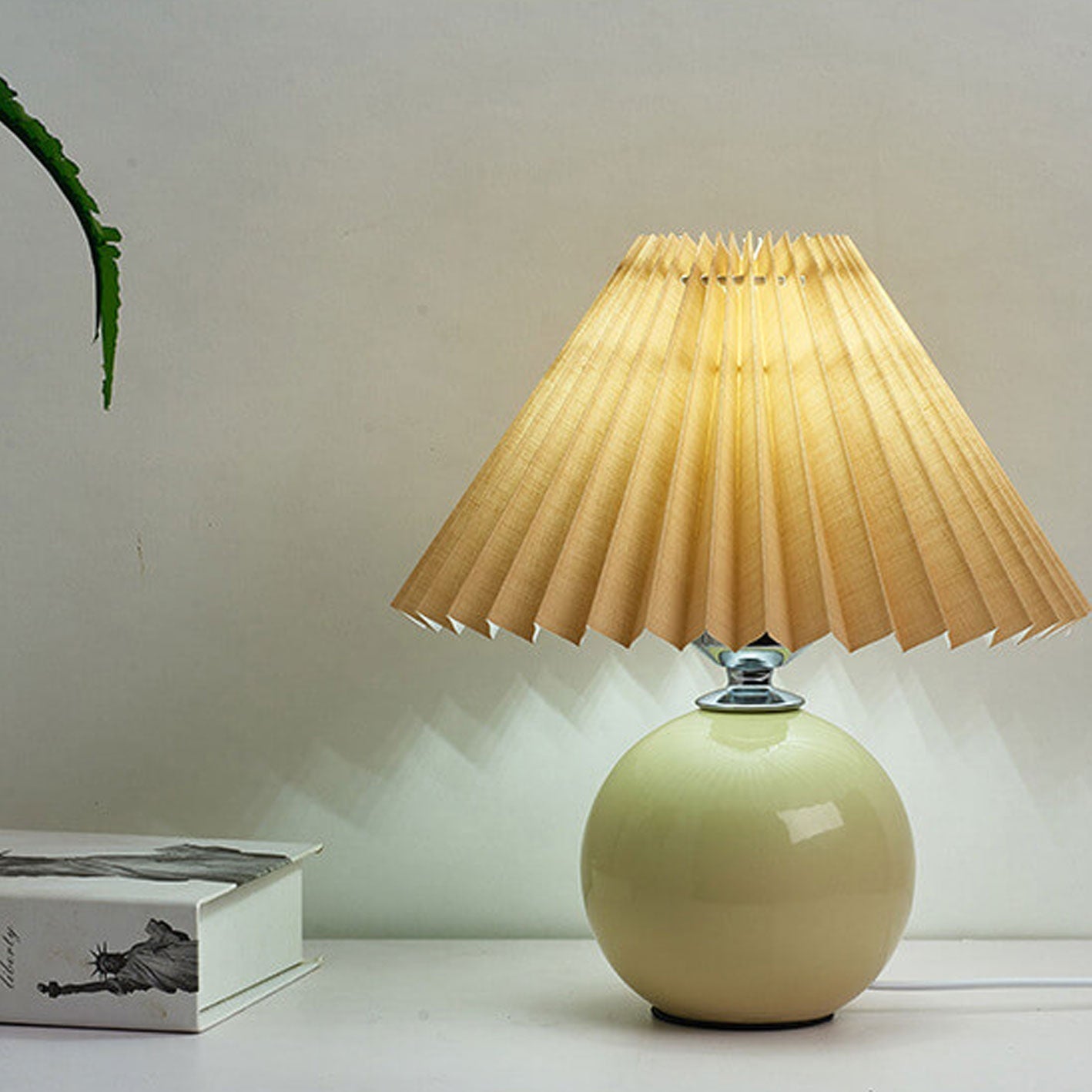 Lasson – Lampada da Tavolo Pieghettata in Ceramica Nordica a Luce Singola