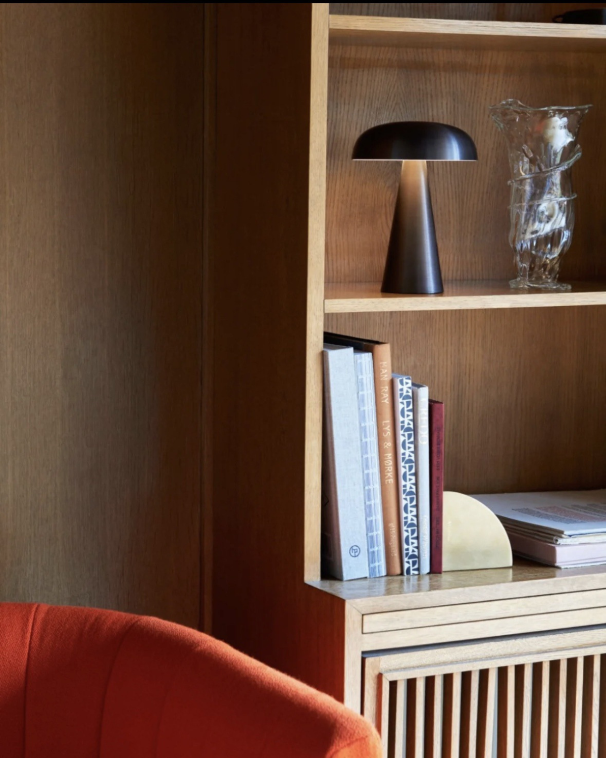 Bravelle – Lámpara de mesa elegante de latón con base moderna de hierro y pantalla cónica minimalista