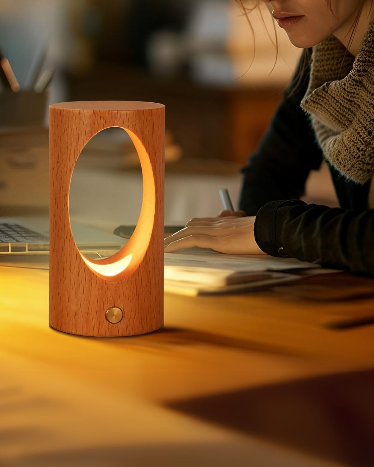 Solvara – Elegantní dřevěná stolní lampa s LED světlem