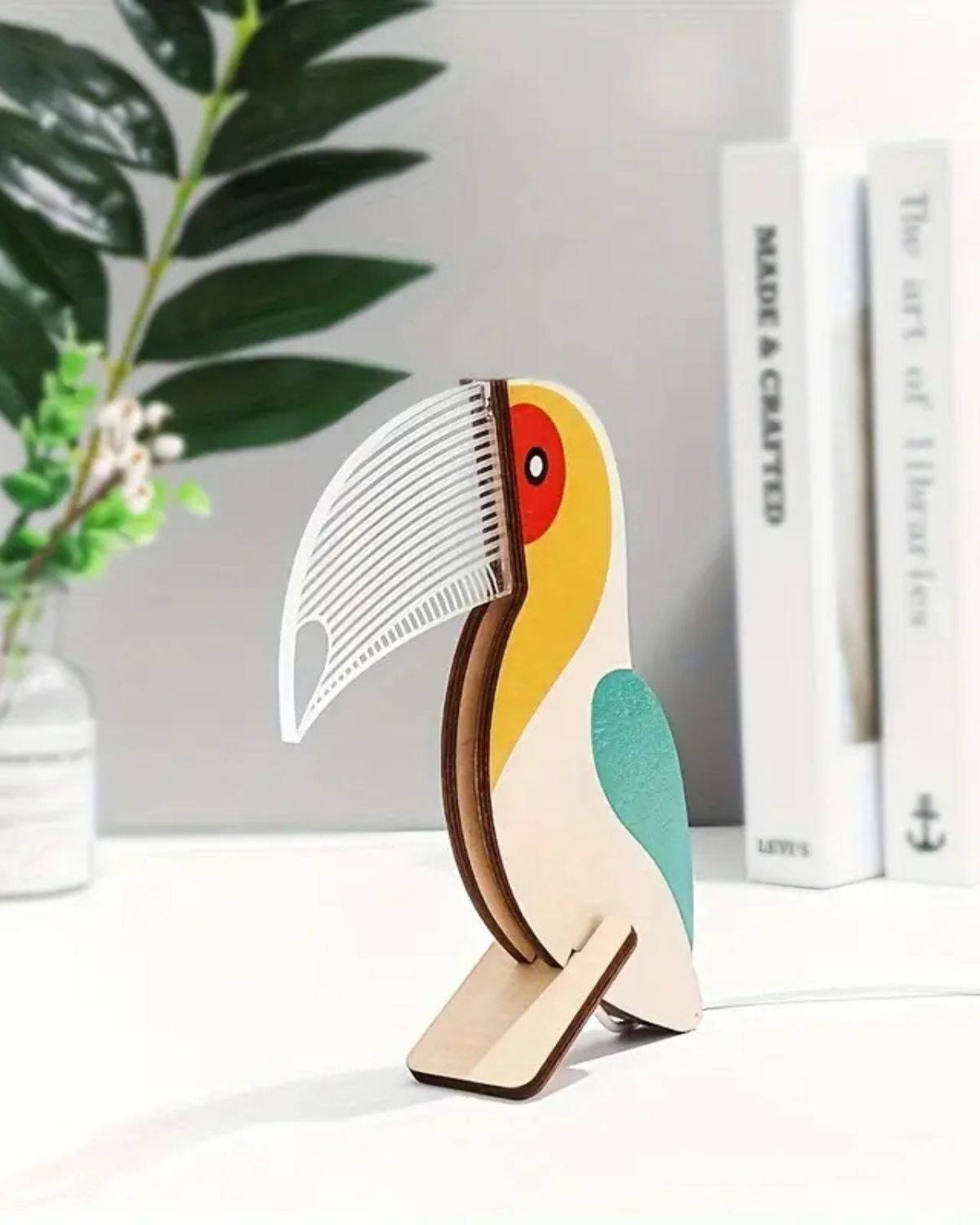 Toucaryn – Lámpara de Mesa USB Inspirada en la Naturaleza con Luz Cálida y Diseño Ecológico de Madera de Abedul