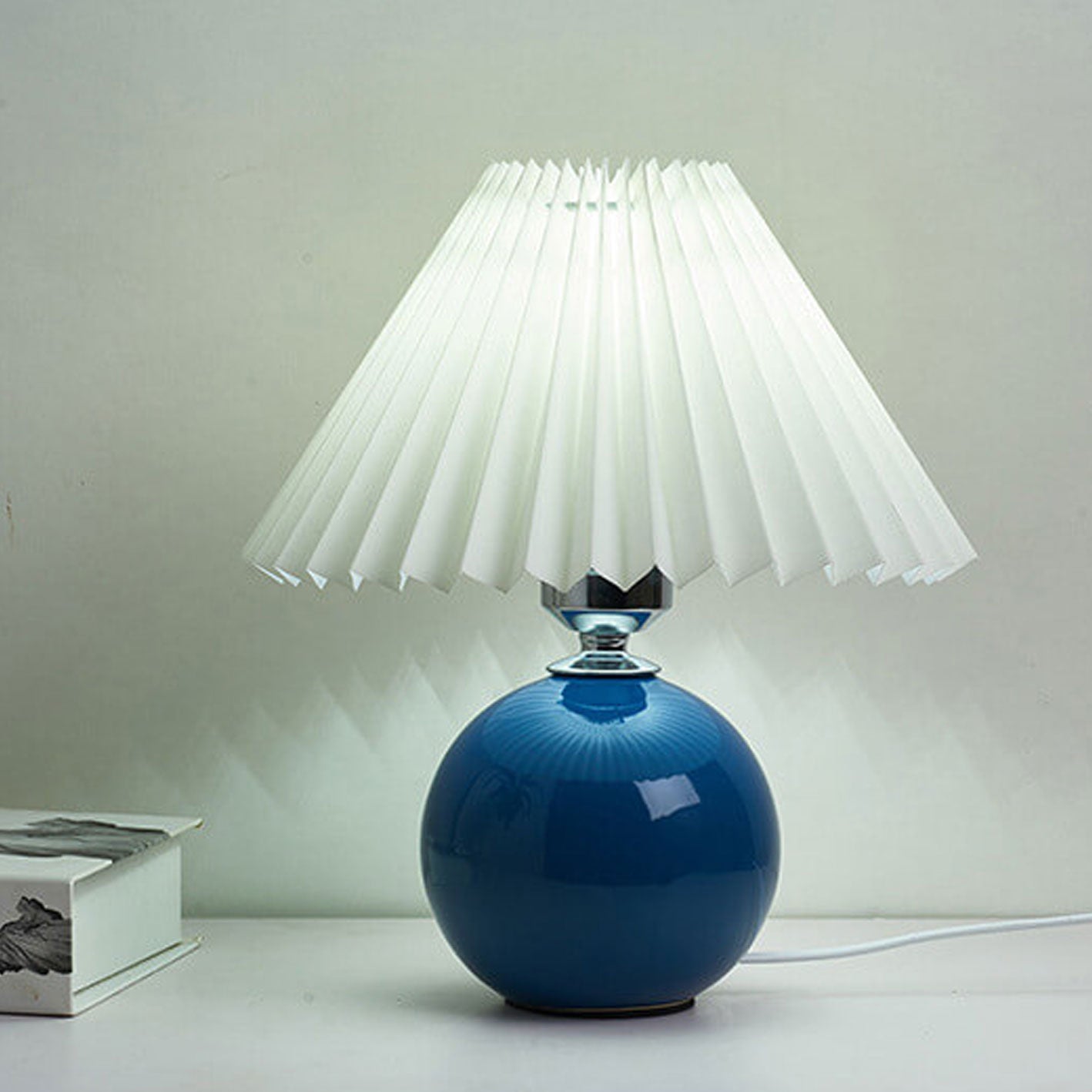 Lasson – Lampada da Tavolo Pieghettata in Ceramica Nordica a Luce Singola