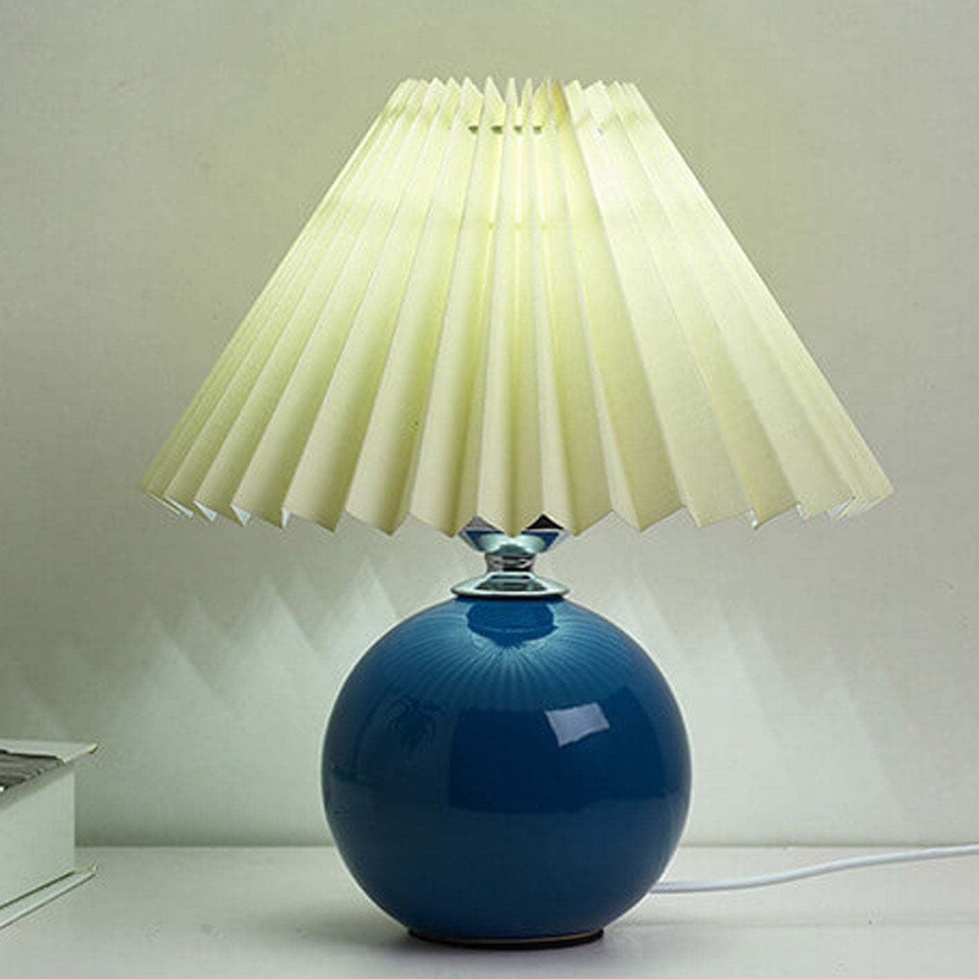 Lasson – Lampada da Tavolo Pieghettata in Ceramica Nordica a Luce Singola
