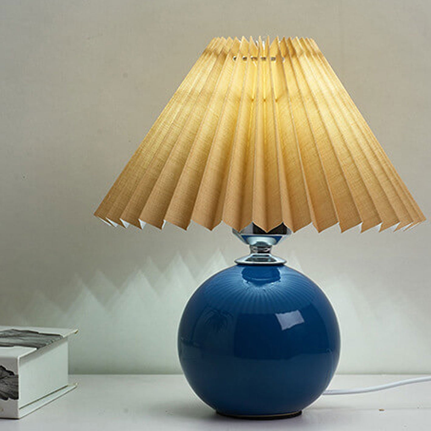 Lasson – Lampada da Tavolo Pieghettata in Ceramica Nordica a Luce Singola