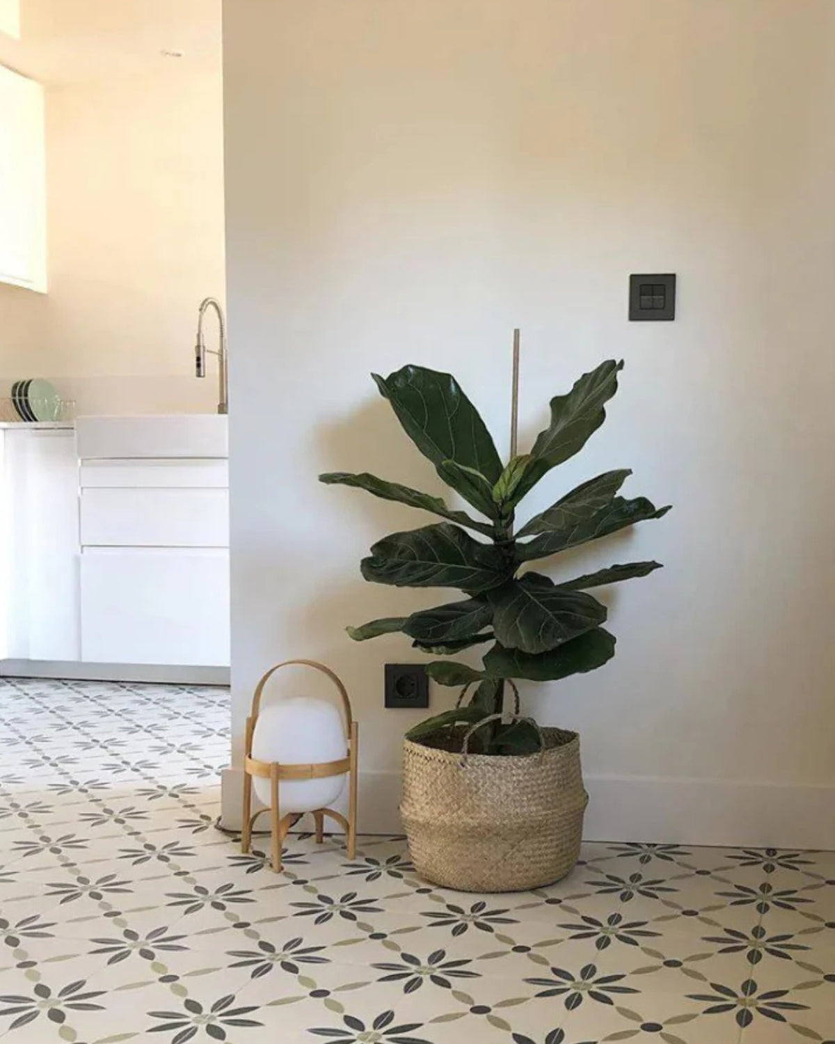 Stellavyn – Lámpara de mesa elegante de vidrio y madera