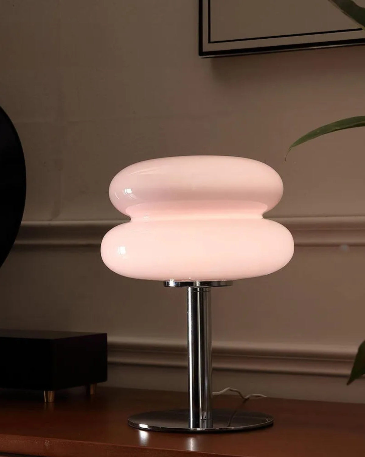 Haluvien – Elegantní stolní lampa z kovu a skla pro útulnou a stylovou atmosféru