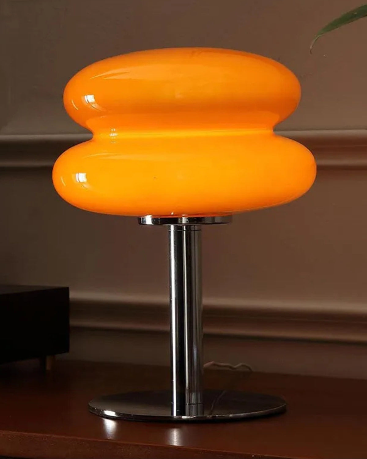 Haluvien – Elegantní stolní lampa z kovu a skla pro útulnou a stylovou atmosféru