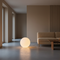 Lunaan - Lampada da terra moderna con globo in resina per soggiorno