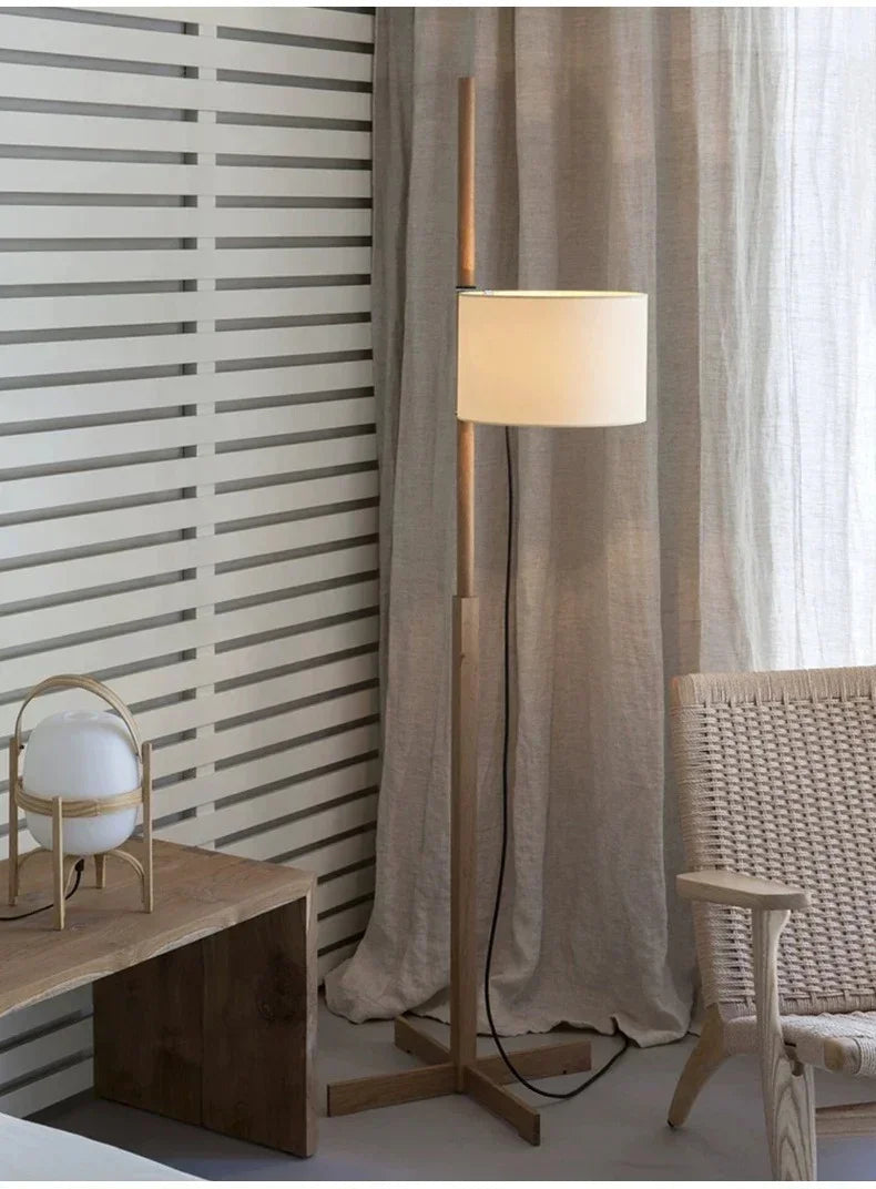 Luvera – Lampada da terra minimalista in quercia e bianco