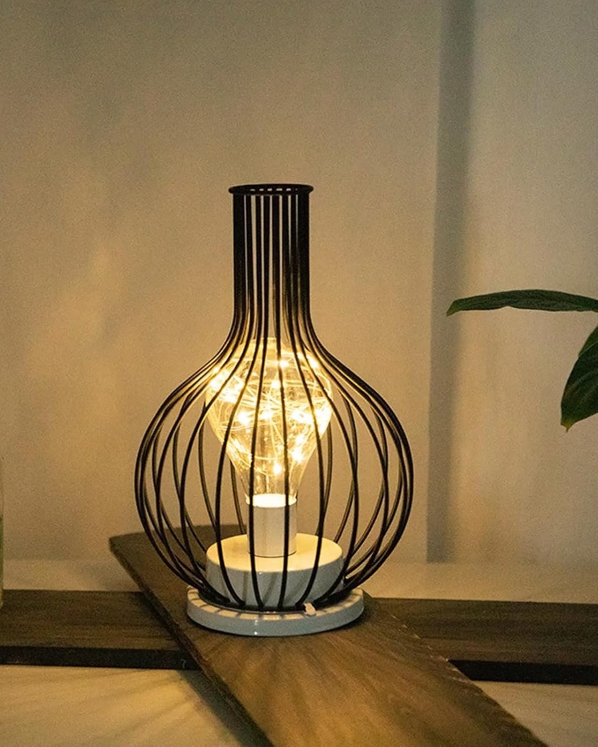 Noirvane – Lámpara de mesa con jaula negra minimalista