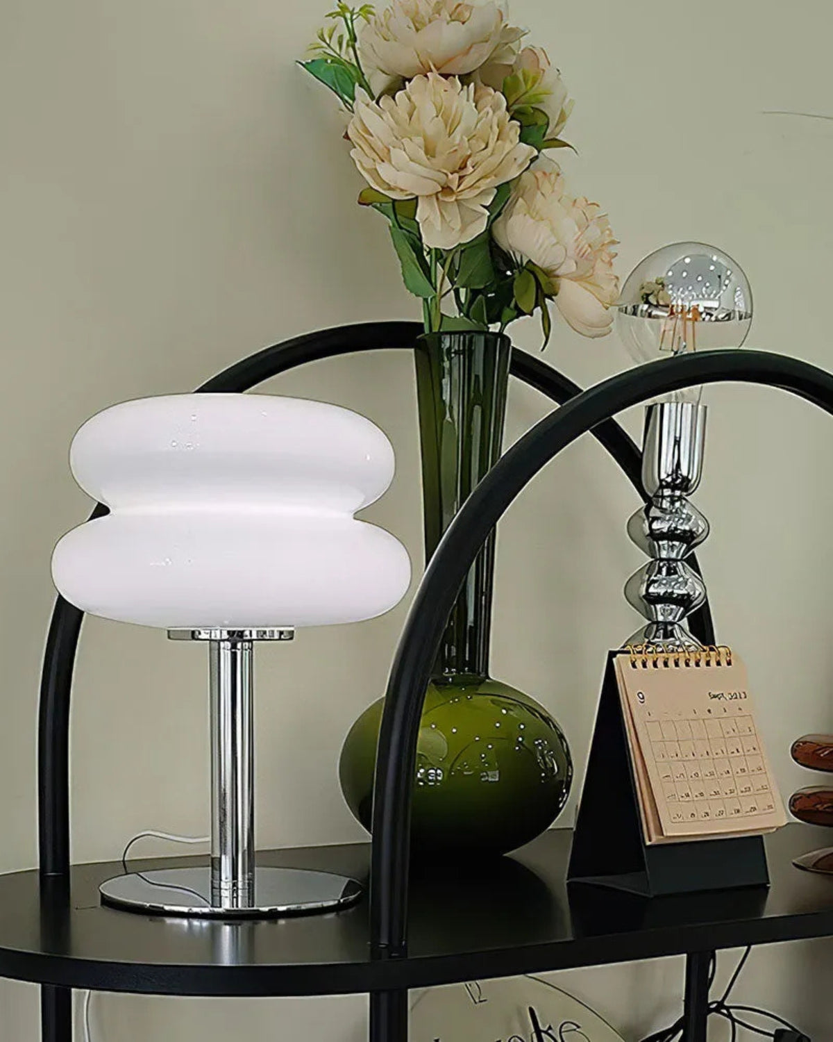 Haluvien – Elegantní stolní lampa z kovu a skla pro útulnou a stylovou atmosféru