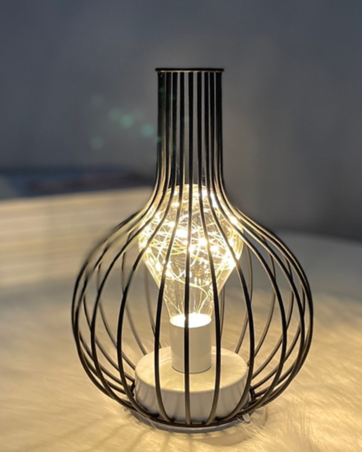 Noirvane – Lámpara de mesa con jaula negra minimalista