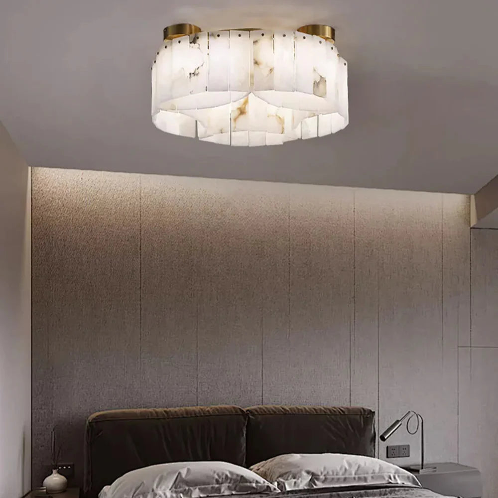 Seravyn – Halo alabastrové sochařské mosazné stropní svítidlo