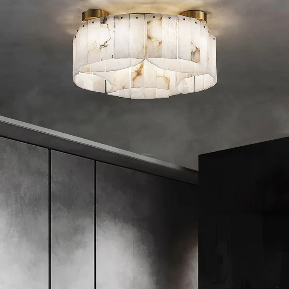 Seravyn – Halo alabastrové sochařské mosazné stropní svítidlo