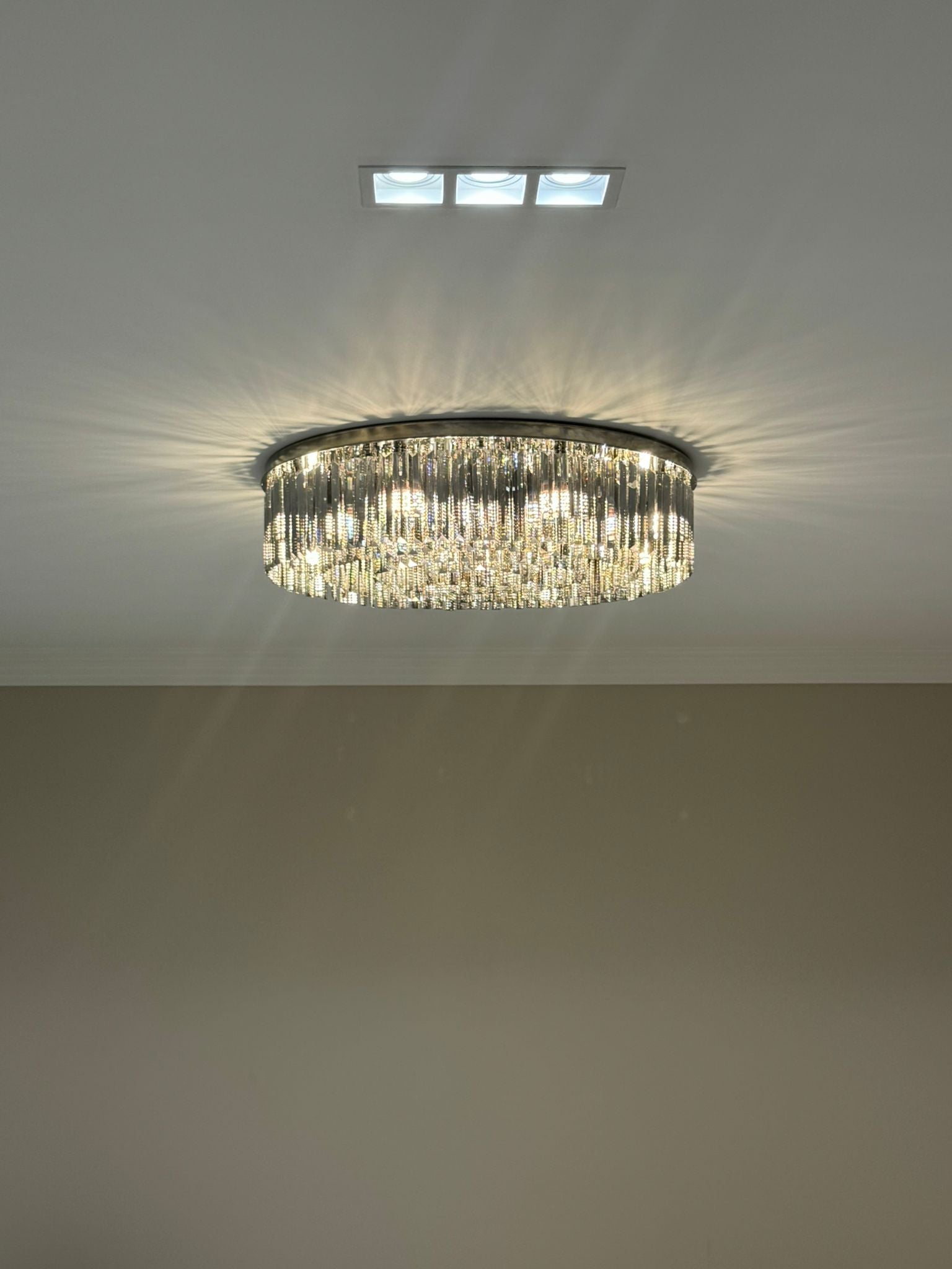 Tavorell – Skulpturel Glasglobelysekrone