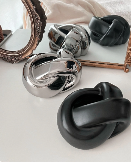 Scurion - Suport pentru șervețele din ceramică sculpturală cu nod răsucit