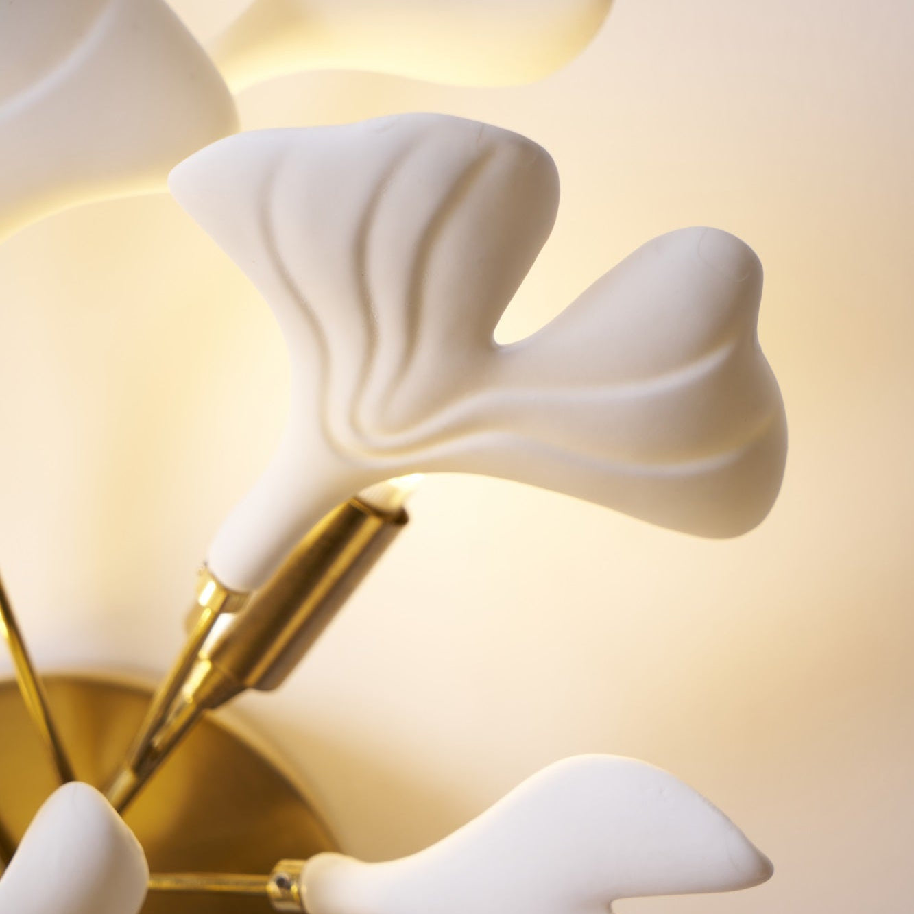 Ginkavelle – Ceramic Ginkgo Leaf Wall Light