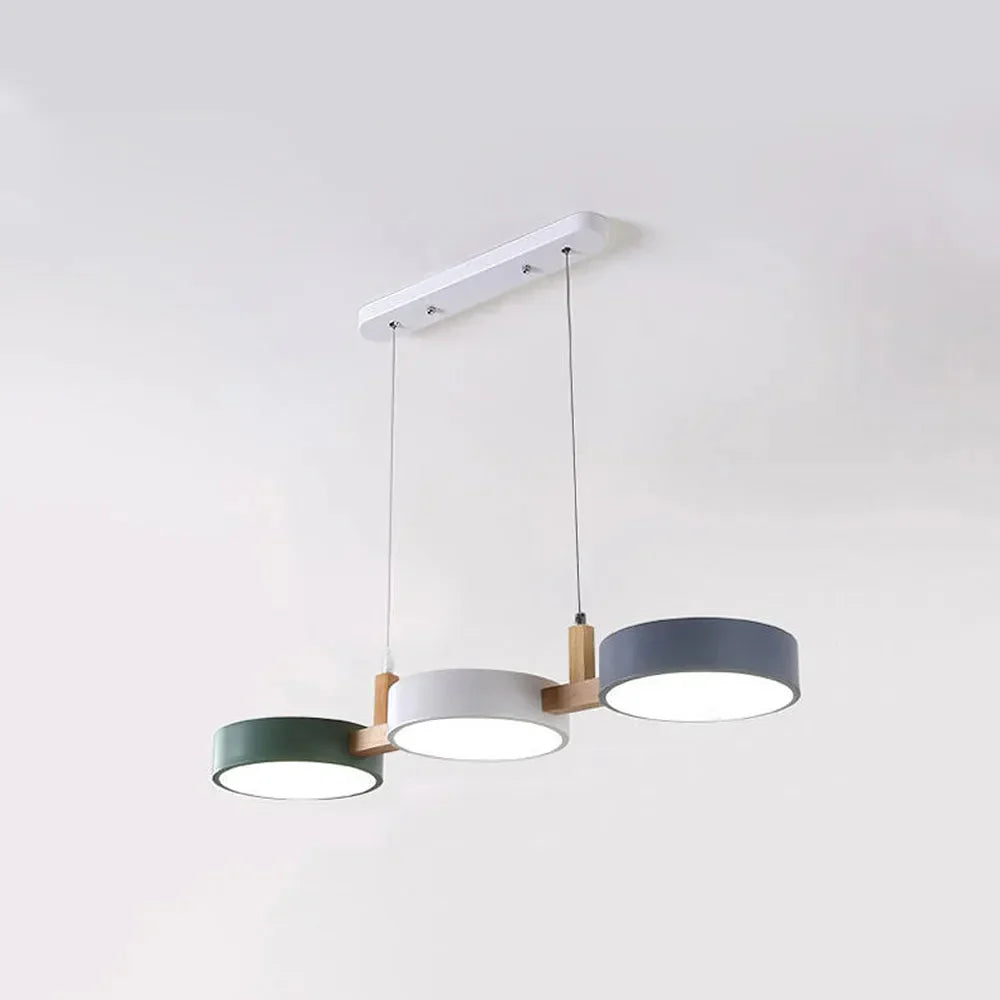 Trestra – lineární závěsné svítidlo skandinávského designu pro jídelnu a kuchyň
