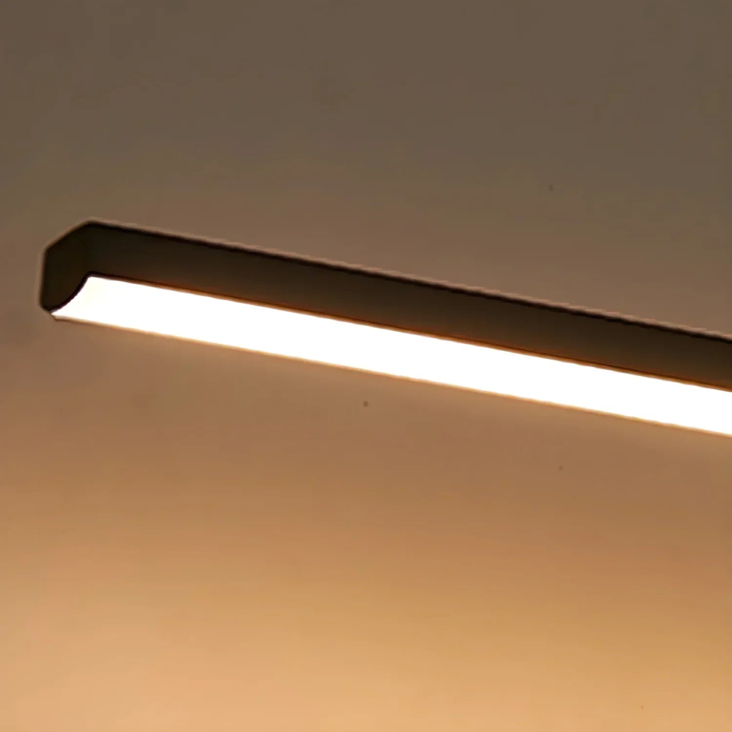 Luminara – lineární zrcadlové světlo pro toaletní stolek